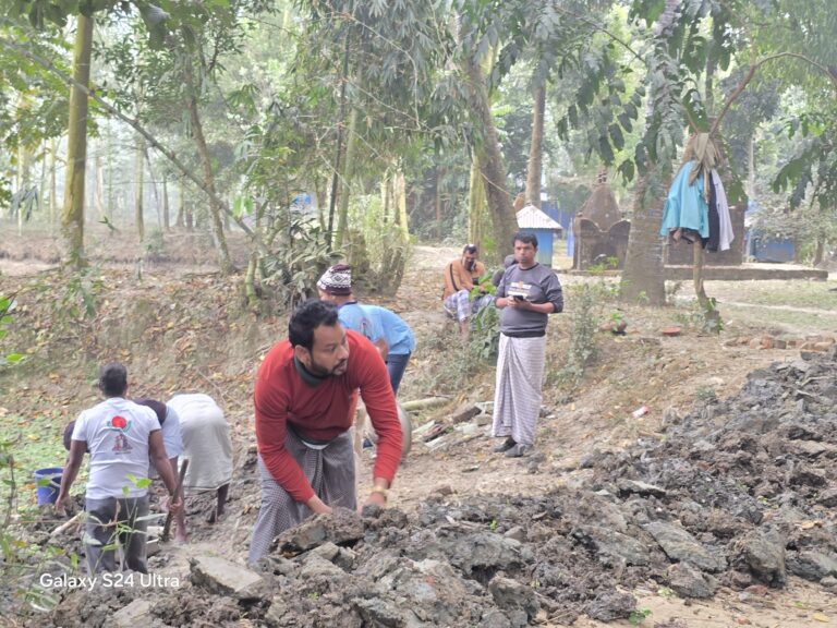 মিরসরাইয়ে স্বেচ্ছায় সড়ক সংস্কার করলো কৃষকদল
