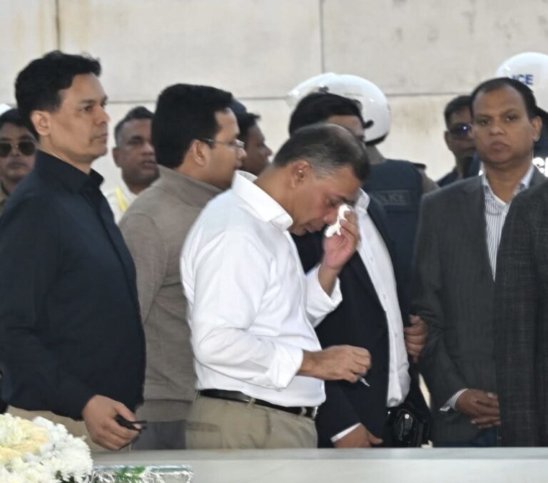 ১৯ বছর পর বাবার কবরে তারেক রহমানের শ্রদ্ধা কান্নায় ভেঙে পড়েন