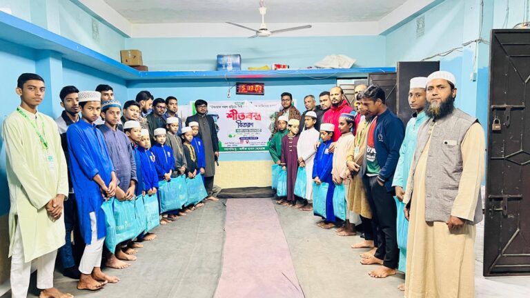 এতিম ও হাফেজদের মাঝে ‘নবদিগন্ত মিরসরাইর’র শীতবস্ত্র বিতরণ