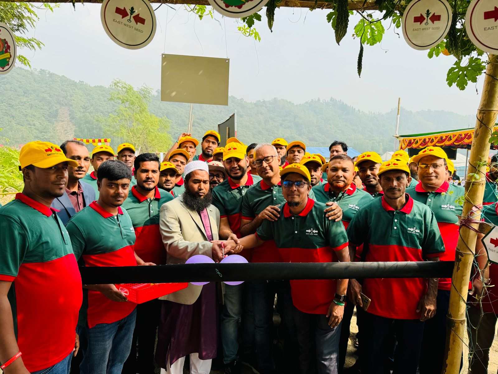 ইস্ট ওয়েস্ট সীডের বীজ ব্যবহার করে স্বল্প সময়ে বেশি ফলনে খুশি কৃষকরা