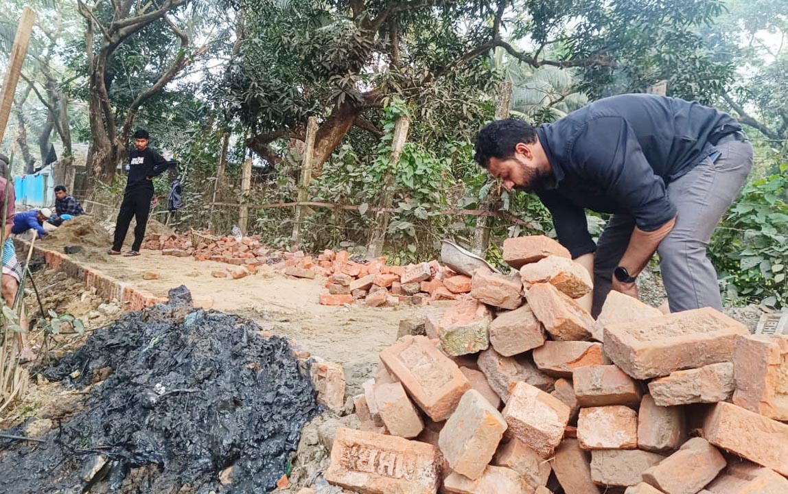 মিরসরাইয়ে স্বেচ্ছায় সড়ক সংস্কার করলো কৃষকদল