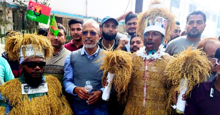 সমাবেশে ‘ধানের শীষ’ সাজে নজর কাড়লেন মিরসরাইয়ের সাইদুল ও নেপাল