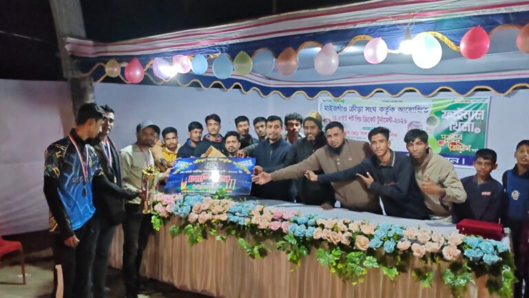 মিরসরাইয়ে মাইজগাঁও ডে-নাইট শট পিচ ক্রিকেট টুর্নামেন্টের ফাইনালে চ্যাম্পিয়ন দুর্বার ক্রীড়া সংঘ