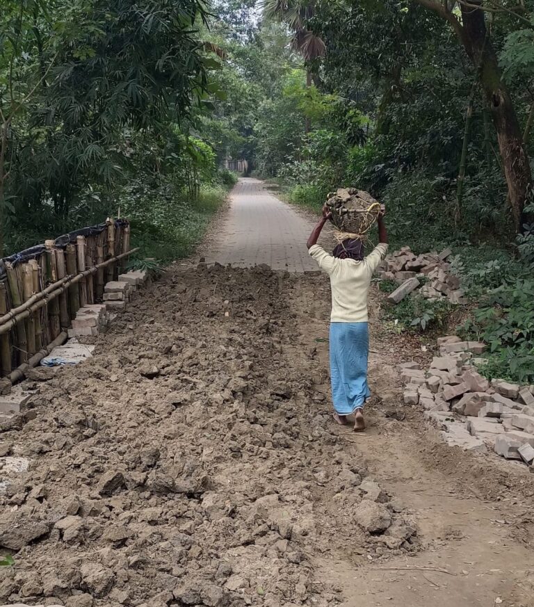 মিরসরাইয়ে ভেঙ্গে যাওয়া সড়ক সংস্কারে এগিয়ে এলেন আফ্রিকা প্রবাসী আশরাফ