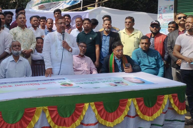 গণসংযোগকালে মিরসরাই আসনে বিএনপি প্রার্থী নুরুল আমিন  ‘১২ ফেব্রুয়ারি ধানের শীষ বিশাল ব্যবধানে বিজয়ী হবে ইনশাআল্লাহ’