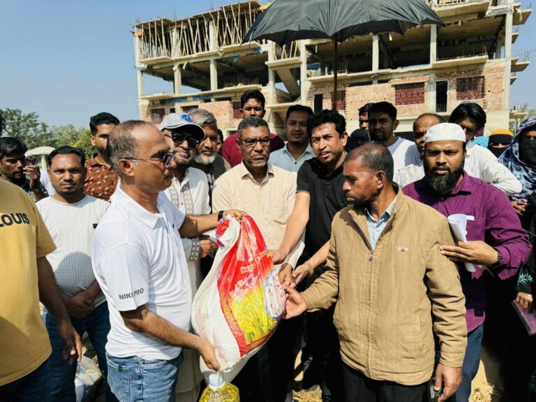 মিরসরাইয়ে পাঁচ শতাধিক পরিবারকে  পুরো রমজানের খাদ্যসামগ্রী দিলেন ব্যবসায়ী